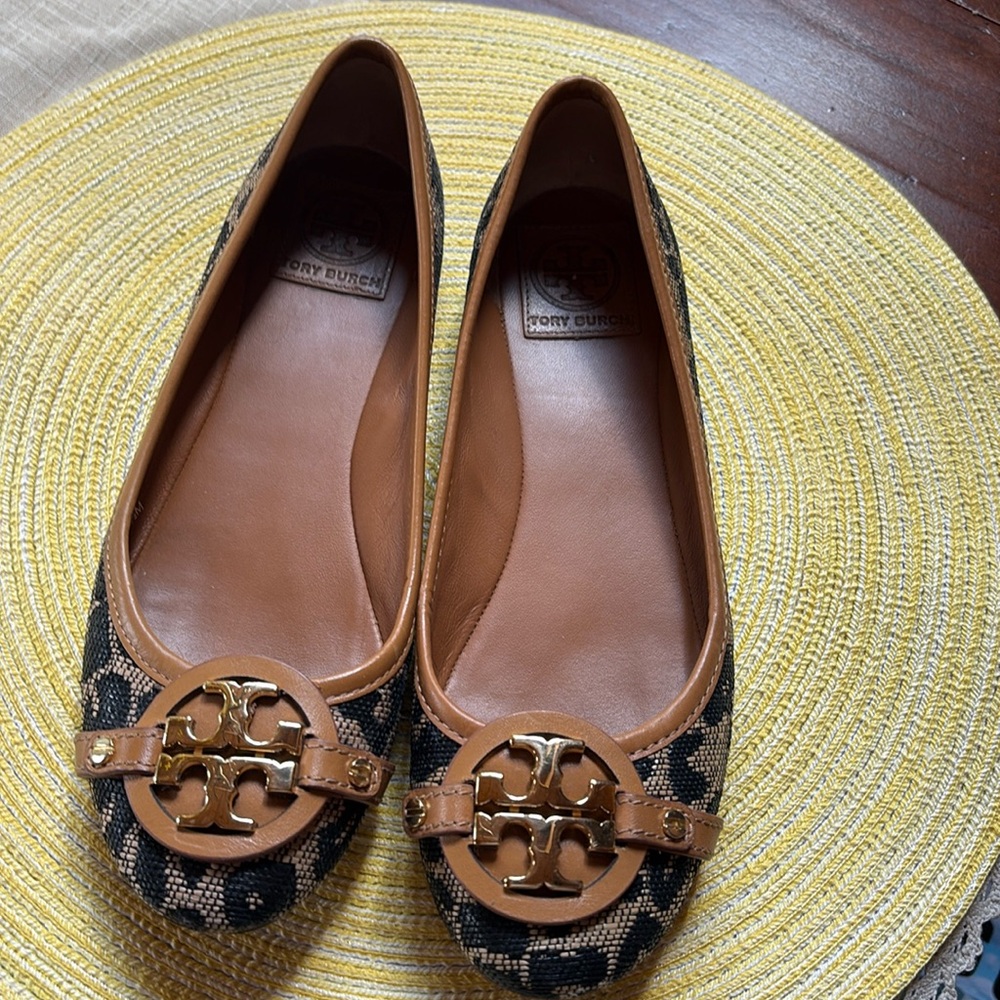 Tory Burch Reva leather gold medallion animal print leopard flats size 7.5